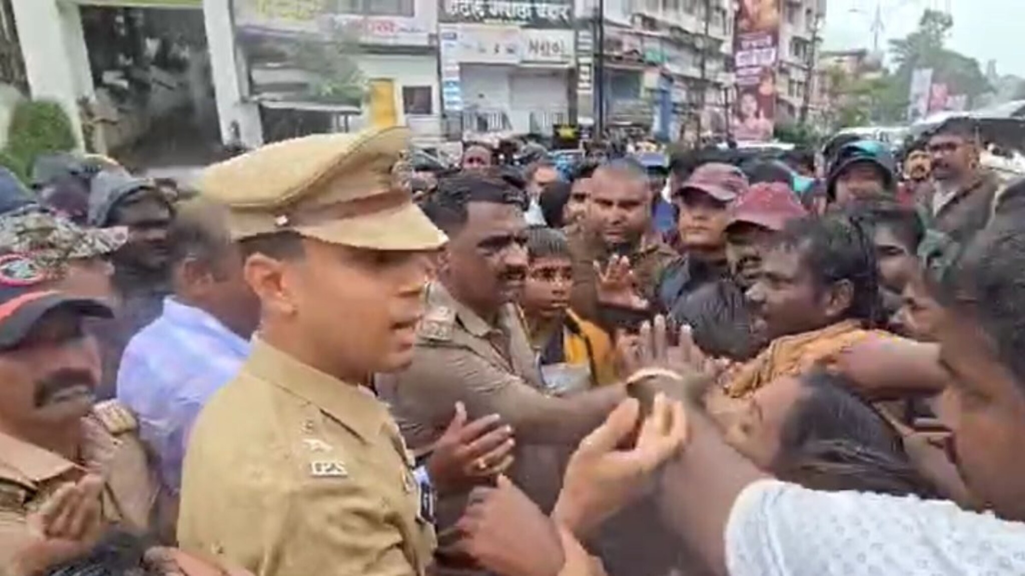 Satara Crime : तरुणाच्या त्रासाला कंटाळून अल्पवयीन मुलीचं टोकाचं पाऊल; साताऱ्यात संतप्त नातेवाईकांचा रास्तारोको