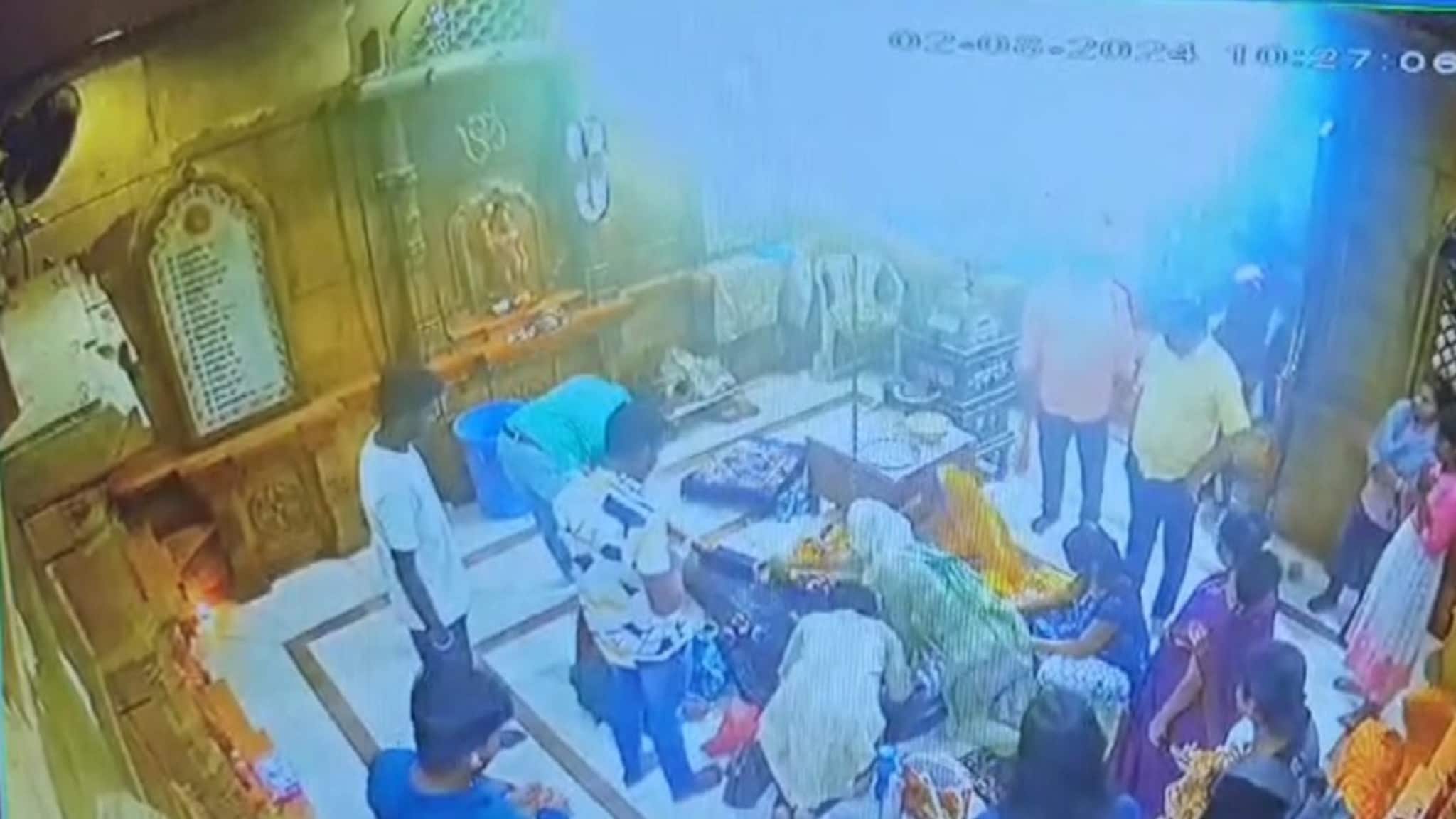 शंकराच्या पिंडीवर अभिषेक करताना अचानक लागली आग, VIDEO 