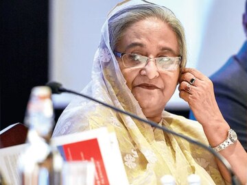 
शेख हसीना यांच्या जवळच्या व्यक्तीचा गेला जीव 