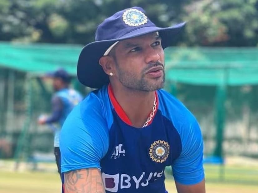  क्रिकेट विश्वात डावखुरा फलंदाज म्हणून ओळख मिळवून आपल्या दमदार कामगिरीनं शिखरनं सक्सेसफुल करिअर केलं. पण वैयक्तिक आयुष्यात मात्र शिखर काहीसा अयशस्वी ठरला. आपल्या पेक्षा दहा वर्षांनी मोठ्या घटस्फोटीत स्त्रीच्या प्रेमात पडला होता. काय आहे आयेशा मुखर्जी आणि शिखर धवन यांची लव्ह स्टोरी पाहूयात. 
