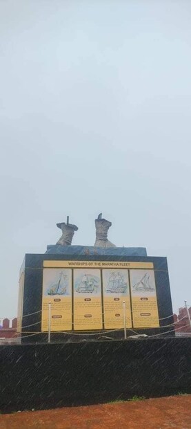 राजकोटच्या आसपास असलेल्या खडकाळ भागात रॉक गार्डन बनवण्यात आलं आहे. शिवाजी महाराजांनी उभारलेले जांभ्या दगडातील मौनी महाराजांचं मंदिर मेढा राजकोट भागात आहे. राजकोटहून मालवणला जाताना वाटेत सुवर्ण गणेशाचं मंदिर आहे.