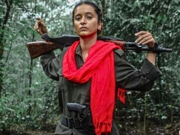 हातात बंदूक, गळ्यात लाल ओढणी; मराठमोळ्या शिवानी सुर्वेचा कधीही न पाहिलेला लूक हातात बंदूक, गळ्यात लाल ओढणी; मराठमोळ्या शिवानी सुर्वेचा कधीही न पाहिलेला लूक