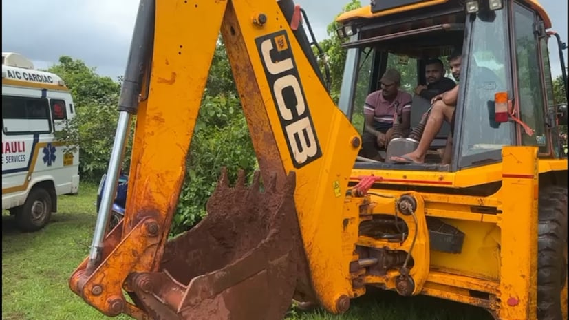 चिरेखाणीत काम करणाऱ्या कुटुंबातील चिमुरडी कुटुंबासोबत राहत होती, पण तिचा संशयास्पद मृत्यू झाला होता. हा संपूर्ण प्रकार सोशल मीडियावर व्हायरल झाला, त्यानंतर पोलिसांनी तपास करत वडिलांसोबतच मुलीचा मृतदेह बाहेर काढला. चिरेखाणीत काम करणाऱ्या कुटुंबातील चिमुरडी कुटुंबासोबत राहत होती, पण तिचा संशयास्पद मृत्यू झाला होता. हा संपूर्ण प्रकार सोशल मीडियावर व्हायरल झाला, त्यानंतर पोलिसांनी तपास करत वडिलांसोबतच मुलीचा मृतदेह बाहेर काढला.