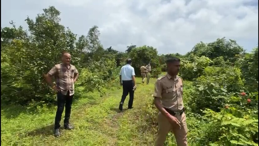 एका डंपरने बालिकेला धडक दिल्यानंतर अपघात झाला होता अशी माहिती समोर येत आहे. अपघातात चिमुकलीचा मृत्यू झाल्यानंतर डंपर चालकाने मुलीच्या आई-वडिलांना हाताशी धरून हे प्रकरण दडपण्याचा प्रयत्न केला. त्यांनी 3 वर्षांच्या चिमुकलीचा मृतदेह चिरेखाणीत दफन केला.