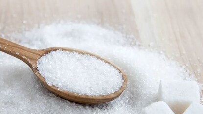 पदार्थांवर प्रक्रिया करताना अतिरिक्त साखर अॅड केली जाते. निरोगी राहण्यासाठी, तुम्ही तुमच्या आहारात साखरेचे प्रमाण कमी केलं पाहिजे. 