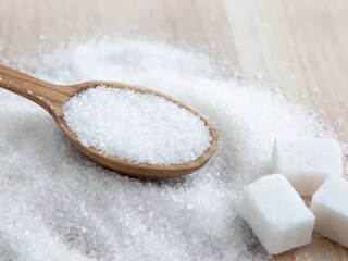 पदार्थांवर प्रक्रिया करताना अतिरिक्त साखर अॅड केली जाते. निरोगी राहण्यासाठी, तुम्ही तुमच्या आहारात साखरेचे प्रमाण कमी केलं पाहिजे. 