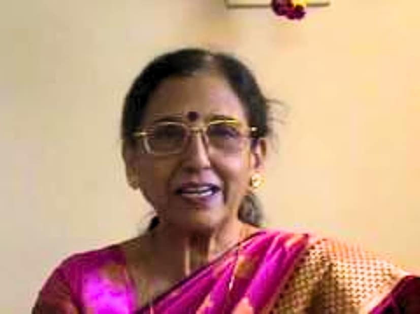 रंगभूमीवरही त्यांनी काम केलं. रंगभूमीशी सतत संलग्न राहून तुझं आहे तुझ्या पाशी, कथा अकलेच्या कांद्याची, बेल भंडार, सुनबाई घर तुझंच आहे, राजकारण गेलं चुलीत, चिरंजीव आईस, सासूबाईंचं असंच असतं, लग्नाची बेडी अशा नाटकांचे हजारो प्रयोग त्यांनी केले आहेत.