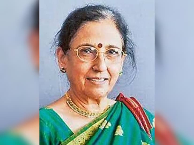 मराठी सिनेसृष्टीमध्ये आपल्या अभिनयाची छाप सोडणाऱ्या जेष्ठ अभिनेत्री सुहासिनी देशपांडे यांचं निधन झालंय. त्यांच्या अचानक जाण्याने मनोरंजन सृष्टीवर शोककळा पसरलीय. पुण्यात राहत्या घरी त्यांनी अखेरचा श्वास घेतलाय. 