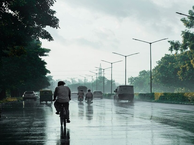 अमरावती, यवतमाळ, वाशिम, चंद्रपूर, गडचिरोली, नागपूर, भंडारा, गोंदिया, नंदूरबार, धुळे जिल्ह्यात ढगांच्या गडगडाटासह जोरदार पावसाचा अंदाज हवामान विभागाने वर्तवलाय.