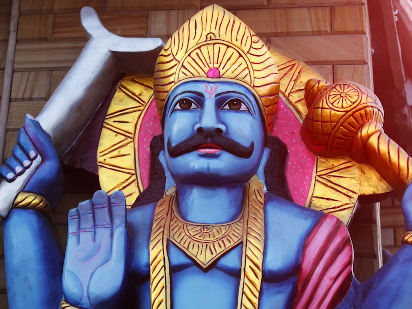 पायांवर काळा धागा बांधल्याने शनिदोषापासून आराम मिळतो, असे मानले जाते. तसेच नकारात्मक परिणामही संपतात. यामुळे व्यक्तीच्या आयुष्यात येणाऱ्या समस्यांपासून आराम मिळतो.