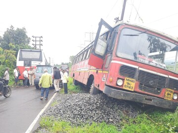 ST accident : रत्नागिरीमध्ये मोठा अपघात, दोन एसटी बसची समोरासमोर धडक ST accident : रत्नागिरीमध्ये मोठा अपघात, दोन एसटी बसची समोरासमोर धडक