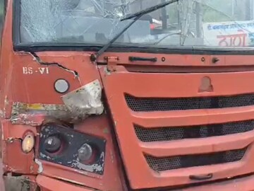 प्रवाशांनी फूल भरलेल्या दोन बस कंटेनरवर आदळल्या, कशेडी बोगद्यात भीषण अपघात