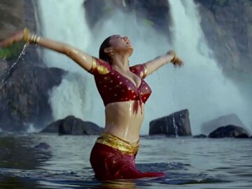 सुहागरातवर लिहिलेलं शाहरुखचं 'ते' हिट गाणं, 26 वर्षानंतरही उतरली नाही नशा सुहागरातवर लिहिलेलं शाहरुखचं 'ते' हिट गाणं, 26 वर्षानंतरही उतरली नाही नशा