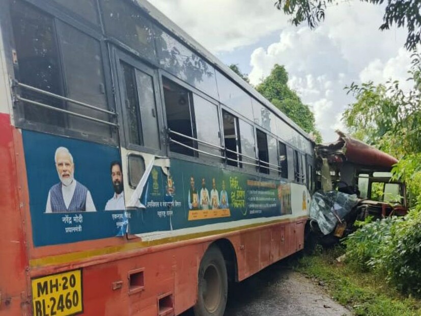 या अपघातामध्ये गणेशोत्सवासाठी कोकणात जाणाऱ्या काही चाकरमान्यांसह दोन्ही बसचे वाहक आणि चालक जखमी झाले आहेत, या अपघातामध्ये जखमी झालेल्या एकाची प्रकृती चिंताजनक असल्याची माहिती समोर येत आहे. 