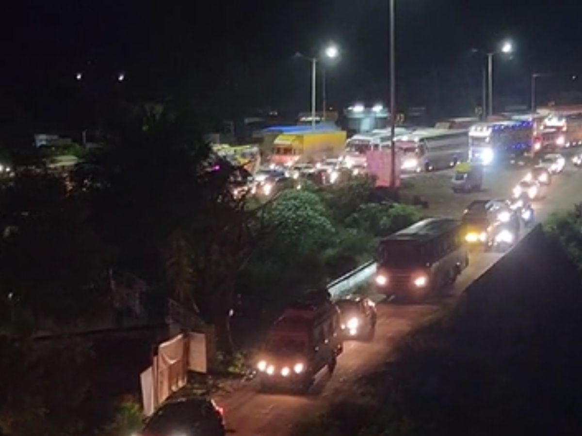 पुणे-बंगळुरू महामार्गावर मोठी वाहतूक कोंडी निर्माण झाली आहे, वाहनांच्या रांगाच -रांगा दिसत आहेत, याचा मोठा फटका हा वाहनधारकांना बसत आहे.