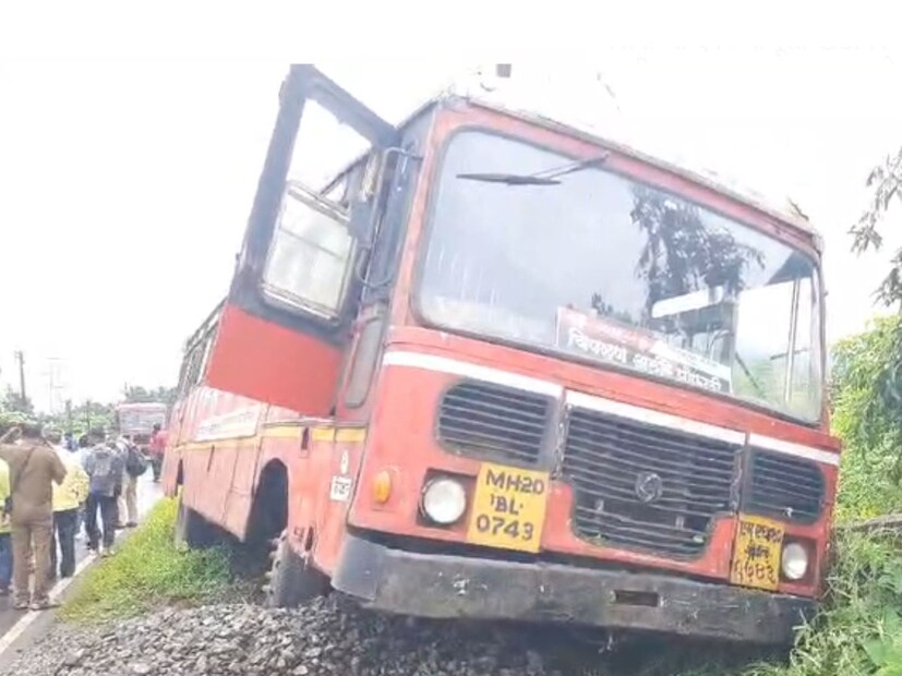 सुदैवानं या अपघातामध्ये कोणतीही जीवितहानी झाली नसून, दोन प्रवासी जखमी झाल्याची माहिती समोर येत आहे.  पोफळी -चिपळून व देवरूख-पुणे या दोन बसची समोरासमोर धडक झाली. 