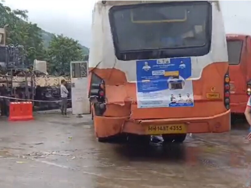 कशेडी बोगद्यात बाईकला वाचवण्यासाठी कंटेनरने अचानक ब्रेक मारला, त्यामुळे प्रवाशांनी भरलेलेल्या दोन बस एकमेकांवर आदळल्या.