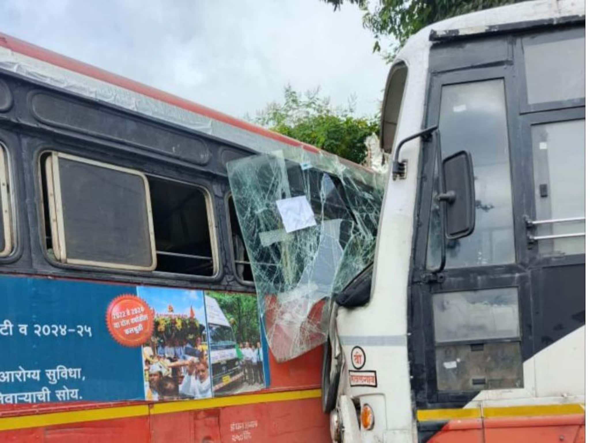 मोठी बातमी! सिंधुदुर्गमध्ये प्रवाशांनी भरलेल्या दोन एसटीचा समोरासमोर भीषण अपघात, बसचा चुराडा