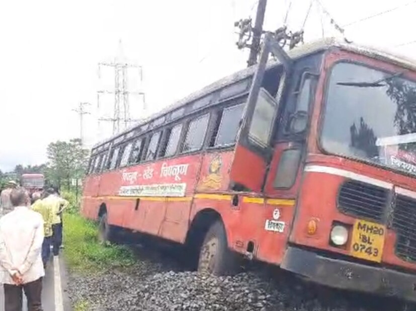 हा अपघात घडला त्यावेळी पोफळी चिपळून एसटी बस वेगात होती. अपघातानंतर ही बस रस्त्याच्या कडेला टाकलेल्या खडीवरून स्लीप झाली.  
