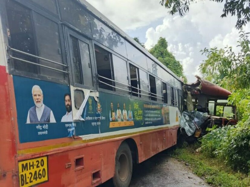 विजयदुर्ग - पणजी व इचलकरंजी विजयदुर्ग या दोन एसटी बसची समोरासमोर धडक झाली. विजयदुर्ग बसमधून गणेशोत्सवासाठी गावी निघालेले चाकरमानी प्रवास करत होते.