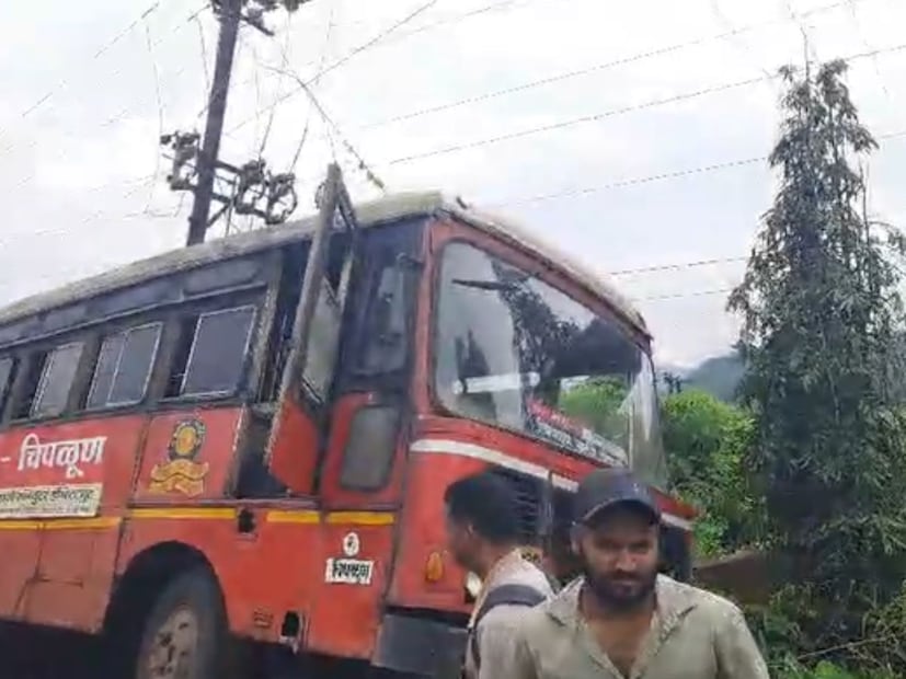 बस कलंडताच या बसमधील प्रवाशांनी बसच्या खाली उड्या मारल्या, या घटनेत दोन प्रवासी जखमी झाले आहेत. 