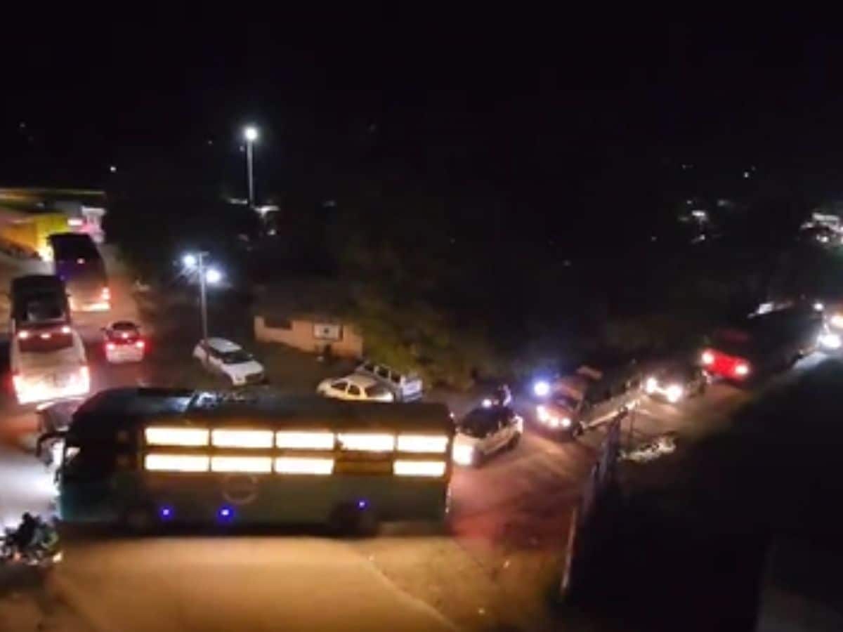 गणेशोत्सवासाठी चाकरमानी गावाकडे निघाल्यानं या महामार्गावर वाहतूक वाढली, त्यामुळे पुणे- बंगळुरू महामार्गावर मोठी वाहतूक कोंडी निर्माण झाल्याचं पाहायला मिळत आहे.