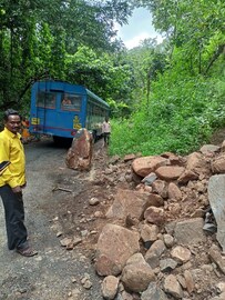 चिखलदऱ्यात भूकंप, पर्यटक भीतीच्या छायेत, भूकंपाच्या धक्क्याने एसटीवर दरड कोसळली चिखलदऱ्यात भूकंप, पर्यटक भीतीच्या छायेत, भूकंपाच्या धक्क्याने एसटीवर दरड कोसळली