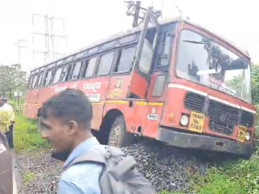 प्राजक्ता विजय सुर्वे आणि डेरवणकर असं या अपघातातील जखमी प्रवाशांचं नाव आहे, त्यांना उपाचारासाठी रुग्णालयात दाखल करण्यात आलं आहे. 
