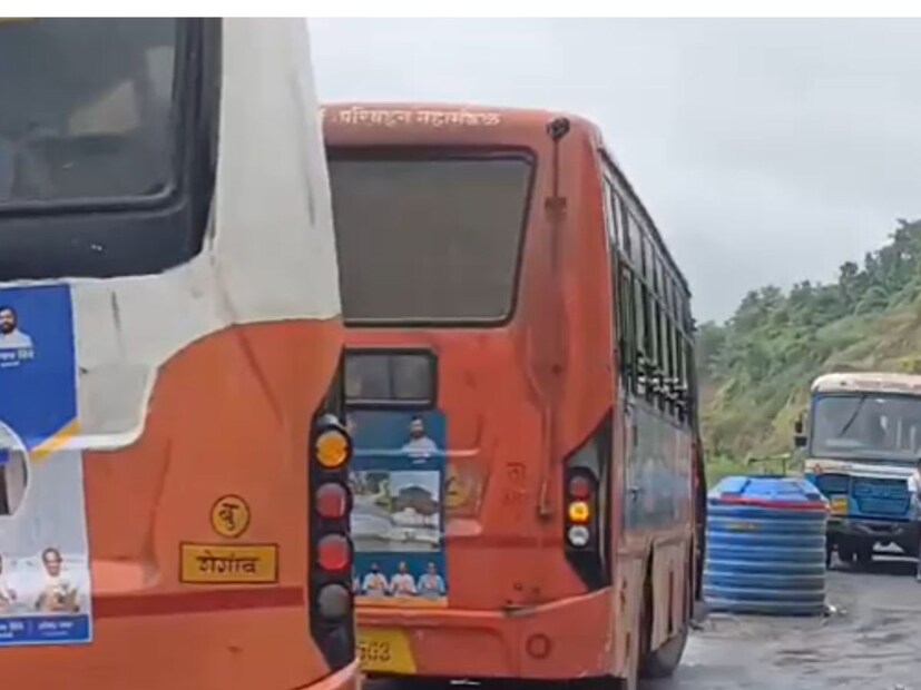 दरम्यान घटनेची माहिती मिळताच खेड पोलीस घटनास्थळी दाखल झाले, अपघातग्रस्त बसमधील प्रवाशांना दुसऱ्या बसमधून रवाना करण्यात आलं आहे. 