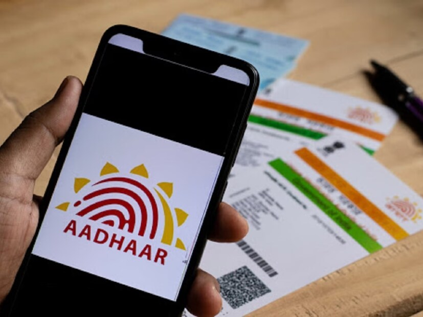 UIDAI हेल्पलाइन 1947 वर कॉल करा: दुसरा ऑप्‍शन म्हणजे 1947 वर कॉल करणे. या नंबरवर कॉल करा आणि तुमची लोकसंख्याशास्त्रीय माहिती देऊन कार्यकारी अधिकाऱ्यांशी बोला. जर डिटेल्स जुळत असतील तर कार्यकारी अधिकारी तुमचा ईआयडी तुमच्यासोबत शेअर करतील. पुन्हा 1947 वर कॉल करा आणि आयव्हीआरएस सिस्टम वापरा. यानंतर, रिक्वेस्ट स्टेटस ऑप्शन निवडा, ईआयडी, जन्मतारीख (डीओबी) आणि पिन कोड प्रविष्ट करा. जर डिटेल्स जुळले तर तुमचा आधार नंबर तुम्हाला सांगितला जाईल. ही सर्व्हिस मोफत आहे.