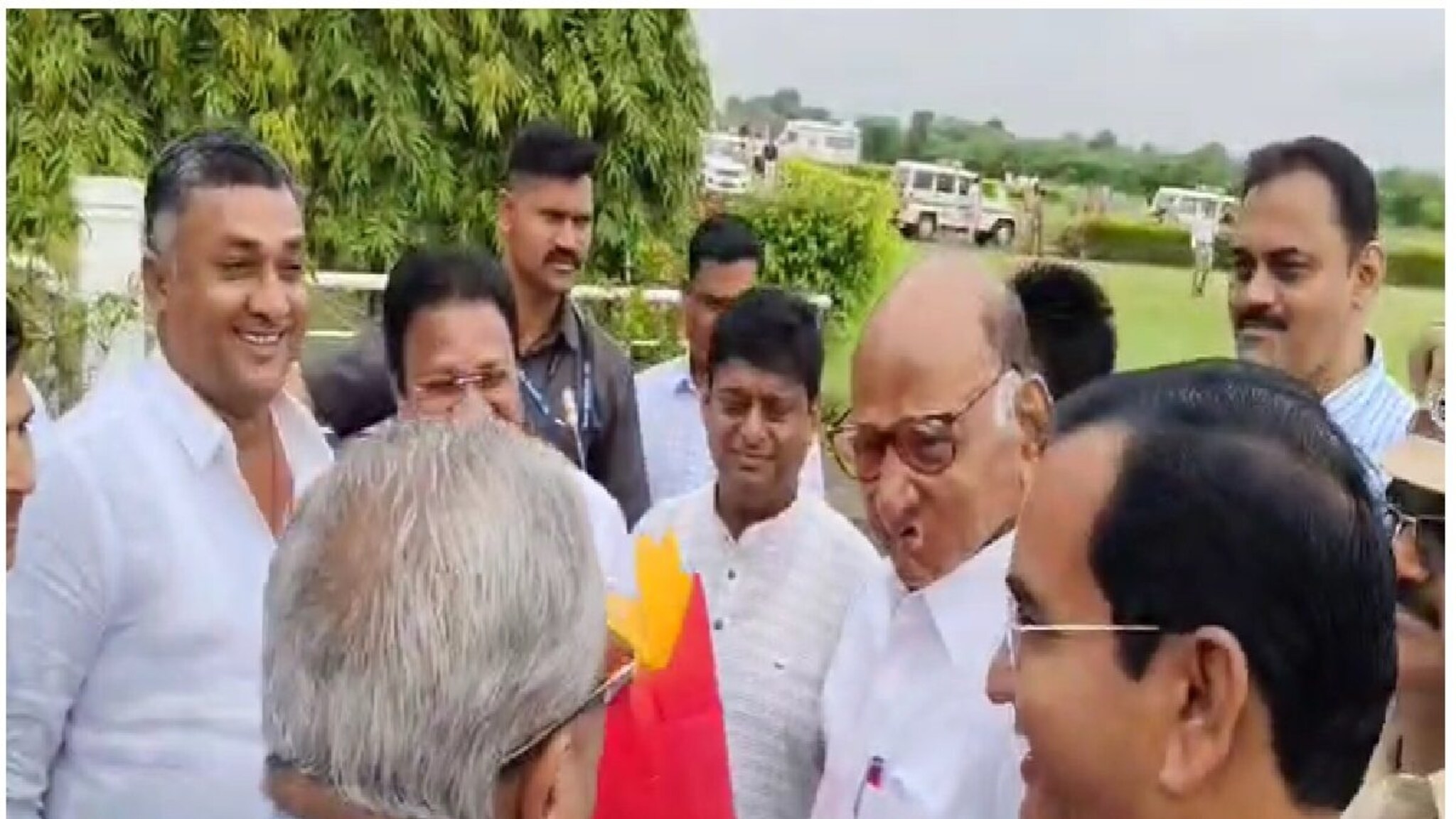 अमरीश पटेल यांच्याकडून स्वागत, शरद पवार म्हणतात, स्वागताला तुम्ही कसे? भाईंचं उत्तर ऐकण्यासारखं!