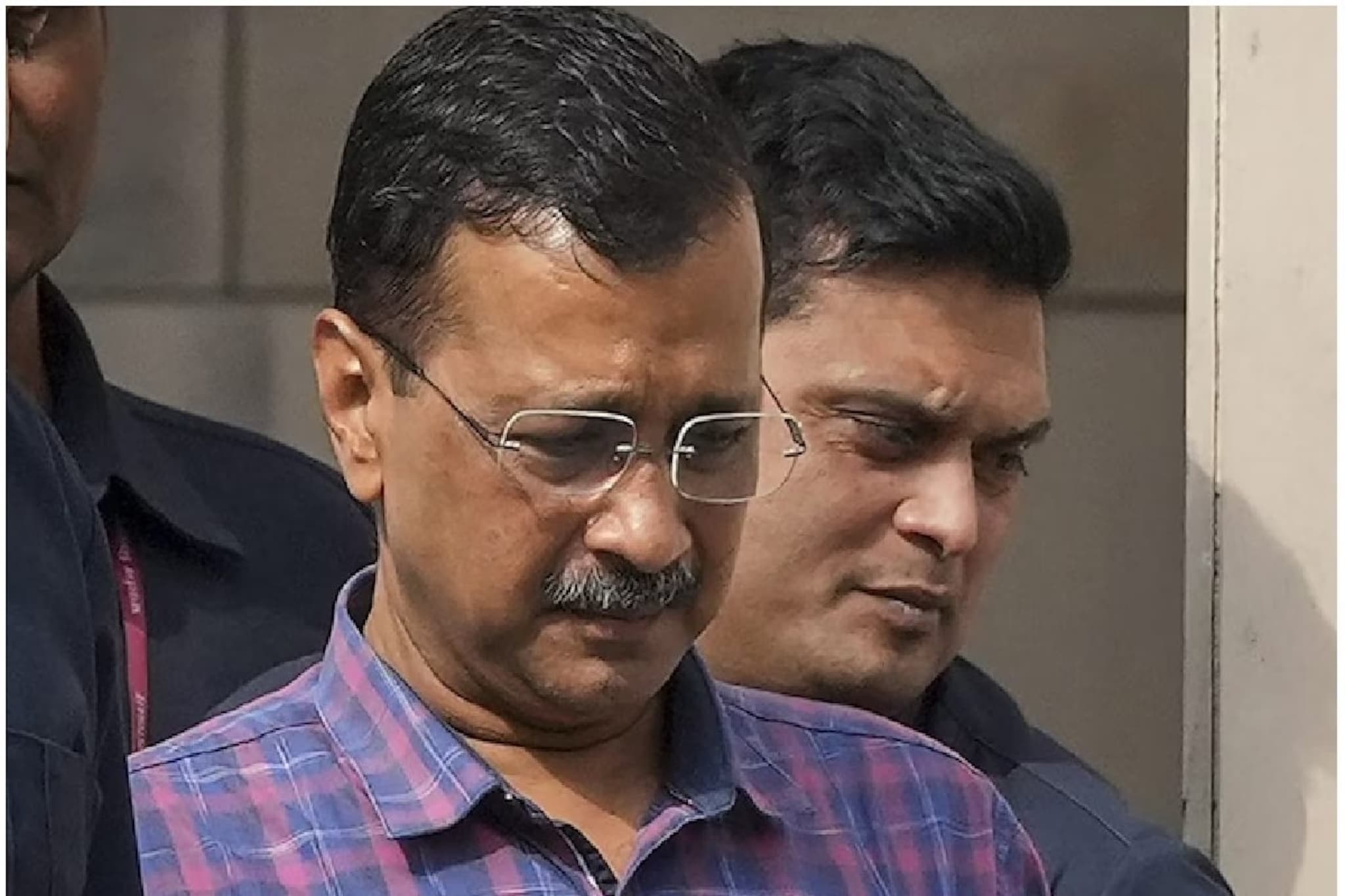 मतदानाआधीच दिल्लीत राजकीय भूकंप, 8 आमदारांनी सोडली केजरीवालांची साथ