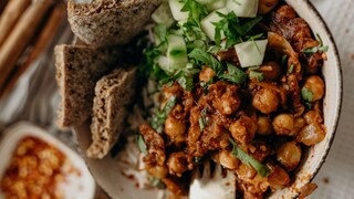  जे लोक उपवास करत नाहीत पण ज्यांना सात्विक पदार्थ खाण्याची इच्छा आहे, ते कांदा-लसूण यांचा वापर न करता काही पदार्थ बनवून खाऊ शकतात. 