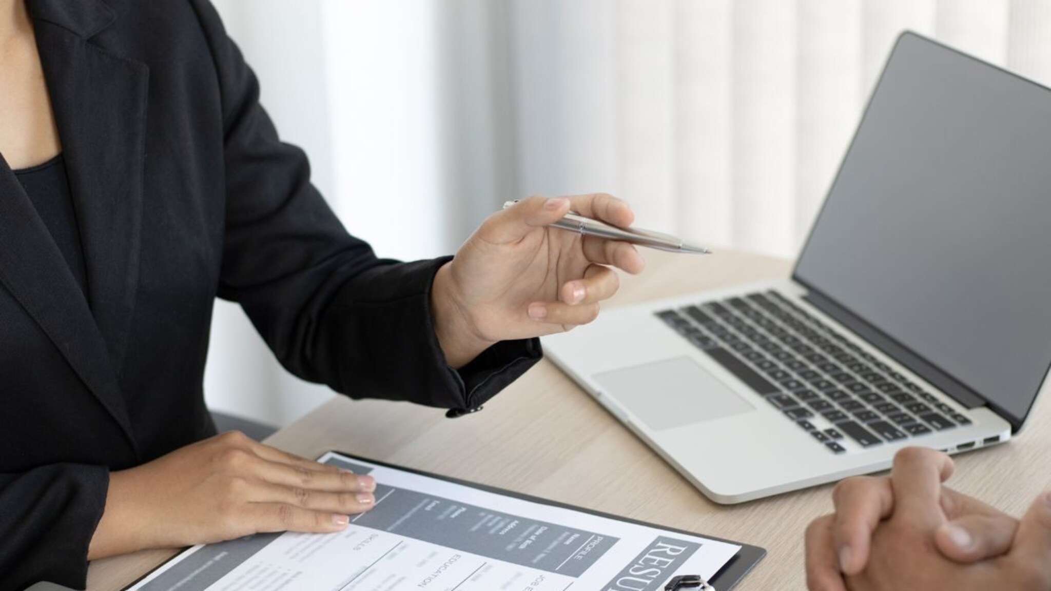 चीन, जपान नाही तर भारतीय लोक ऑफीसमध्ये करतात सर्वाधिक तास काम, धक्कादायक आकडेवारी समोर