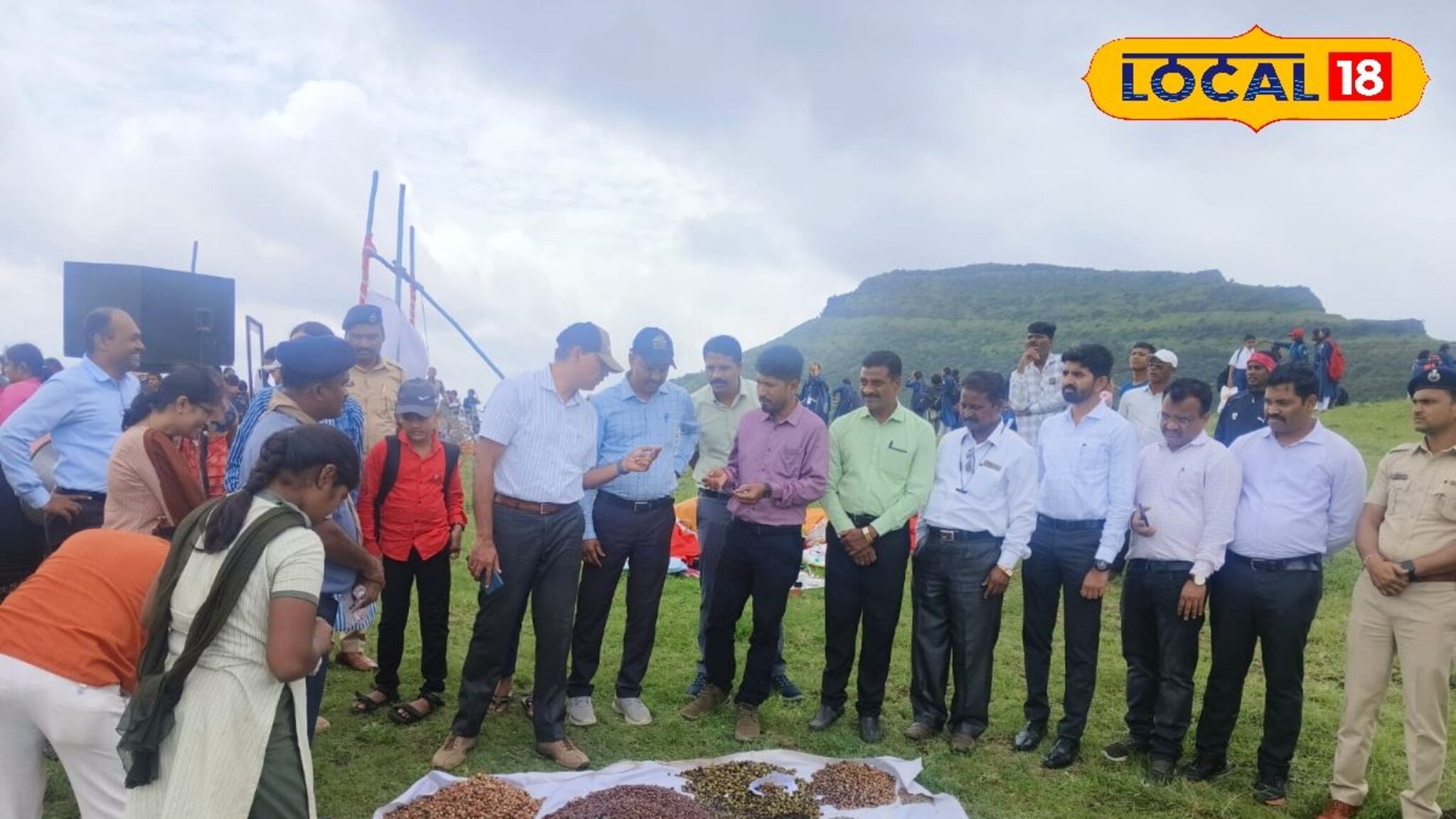 'एक पेड मां के नाम' या अनोख्या उपक्रमात 1200 विद्यार्थ्यांचा सहभाग, 12 लाखांपेक्षा जास्त बियांचं केलं रोपण, VIDEO