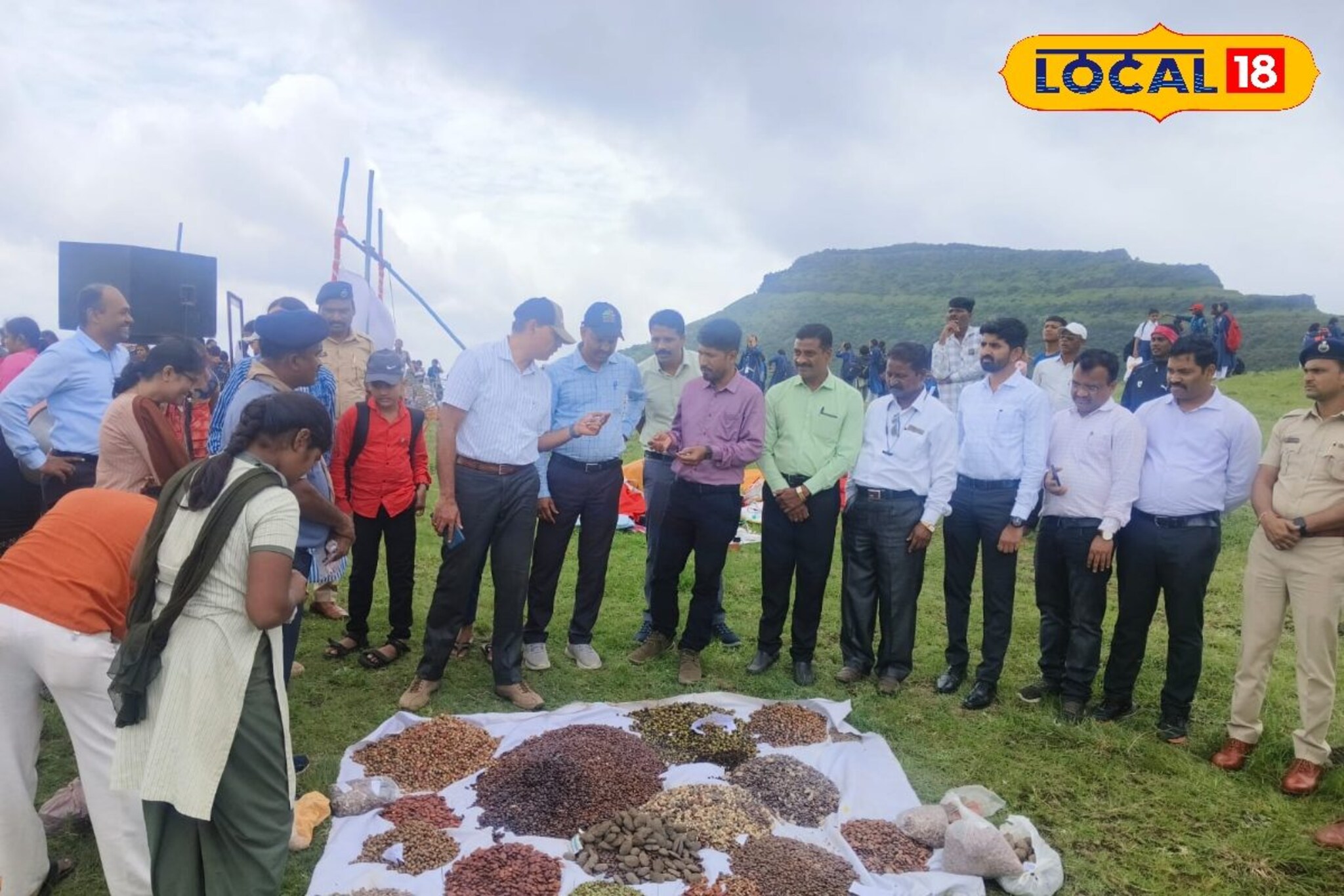 'एक पेड मां के नाम' या अनोख्या उपक्रमात 1200 विद्यार्थ्यांचा सहभाग, 12 लाखां..