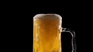 अनेक लोक रोज बिअरचे बरेच कॅन पितात. एका दिवसांत किती बिअर पिणं सुरक्षित असतं, याबाबत लिव्हर तज्ज्ञांकडून सत्य जाणून घेऊया. अनेक लोक रोज बिअरचे बरेच कॅन पितात. एका दिवसांत किती बिअर पिणं सुरक्षित असतं, याबाबत लिव्हर तज्ज्ञांकडून सत्य जाणून घेऊया.
