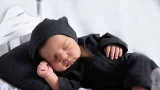 झोपताना लहान बाळांच्या डोक्याखाली उशी ठेवणे योग्य आहे का? पाहा गंभीर तोटे 