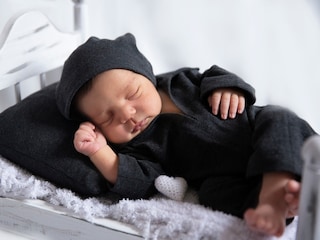 झोपताना लहान बाळांच्या डोक्याखाली उशी ठेवणे योग्य आहे का? पाहा गंभीर तोटे झोपताना लहान बाळांच्या डोक्याखाली उशी ठेवणे योग्य आहे का? पाहा गंभीर तोटे