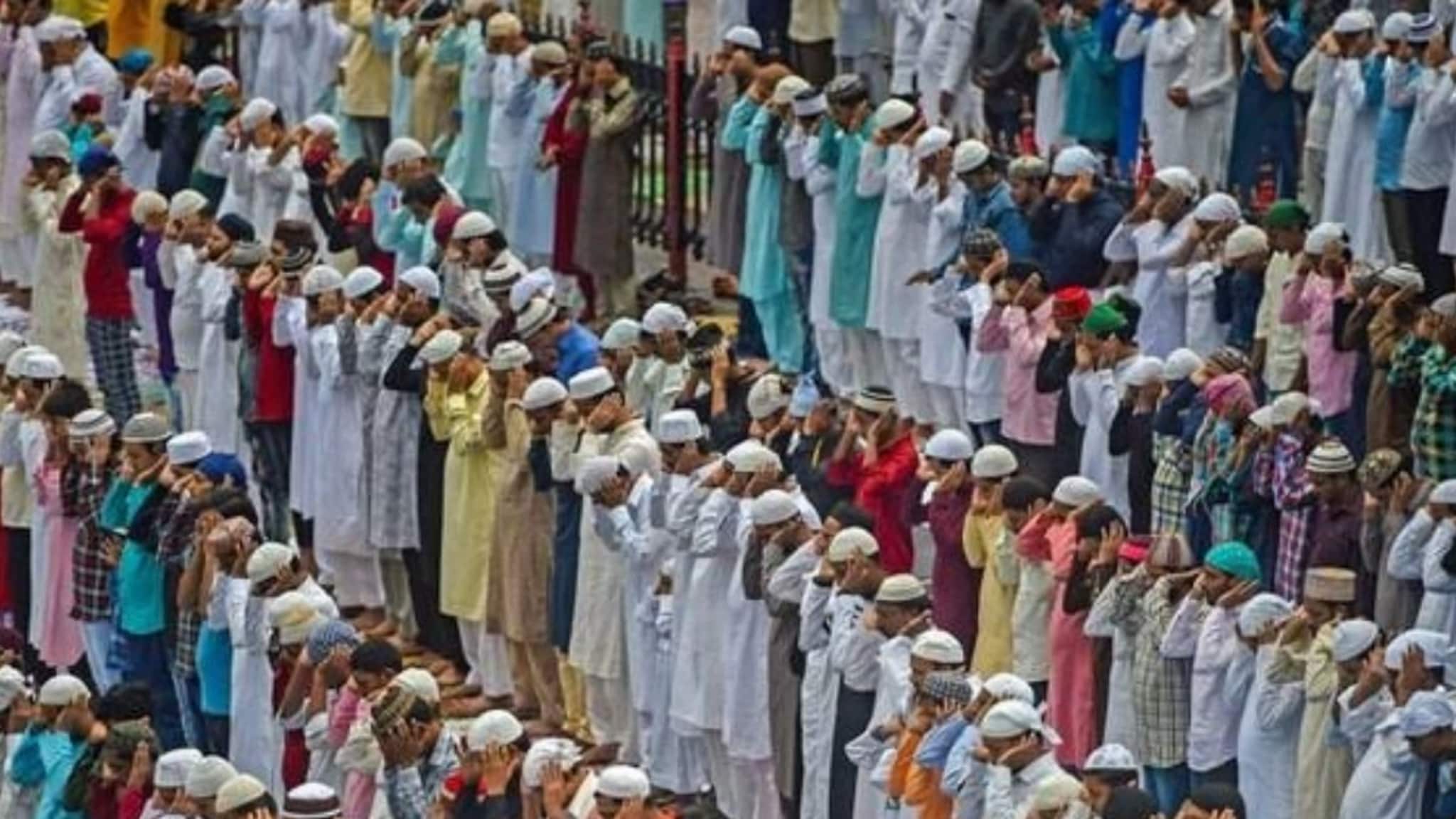 Eid 2025 : मुसलमान नमाज करताना एका रांगेत का उभे राहतात?