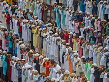 Eid 2025 : मुसलमान नमाज करताना एका रांगेत का उभे राहतात? Eid 2025 : मुसलमान नमाज करताना एका रांगेत का उभे राहतात?