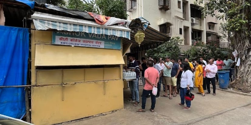 1. अशोक वडापाव – प्रभादेवी जवळी किर्ती कॉलेज जवळील अशोक वडापाव हा मुंबईतील प्रसिद्ध वडापावपैकी एक आहे. गेल्या 35 वर्षांपासून येथे हा वडापाव विकला जात आहे. अनेक सेलिब्रिटींनी देखील या वडापावचा अस्वाद घेतला आहे. याचसोबत यांचा चुरा वडापाव सुद्धा प्रसिद्ध आहे