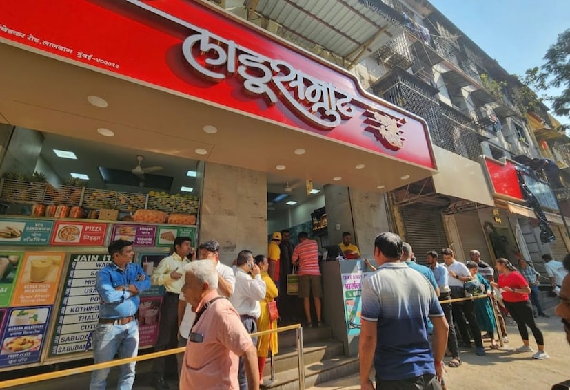 5. लाडू सम्राट वडापाव - लाडू सम्राट वडापाव लालबाग परिसरात खूप प्रसिद्ध आहे. या वडापाव सोबत दिली जाणारी खोबऱ्याची चटणीसुद्धा प्रसिद्ध आहे. येथे तुम्हाला वेगवेगळ्या पद्धतीचे वडापाव मिळतील. यांच्या शाखा मुंबईतील अनेक ठिकाणी आहेत.