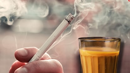 अनेकदा लोक त्यांच्या डोक्यावरील टेंशन कमी करण्यासाठी चहा आणि सिगारेट यांचे सेवन करतात. तुम्हीही त्यातील एक आहात का? अनेकदा लोक त्यांच्या डोक्यावरील टेंशन कमी करण्यासाठी चहा आणि सिगारेट यांचे सेवन करतात. तुम्हीही त्यातील एक आहात का?