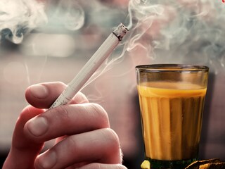 अनेकदा लोक त्यांच्या डोक्यावरील टेंशन कमी करण्यासाठी चहा आणि सिगारेट यांचे सेवन करतात. तुम्हीही त्यातील एक आहात का? अनेकदा लोक त्यांच्या डोक्यावरील टेंशन कमी करण्यासाठी चहा आणि सिगारेट यांचे सेवन करतात. तुम्हीही त्यातील एक आहात का?