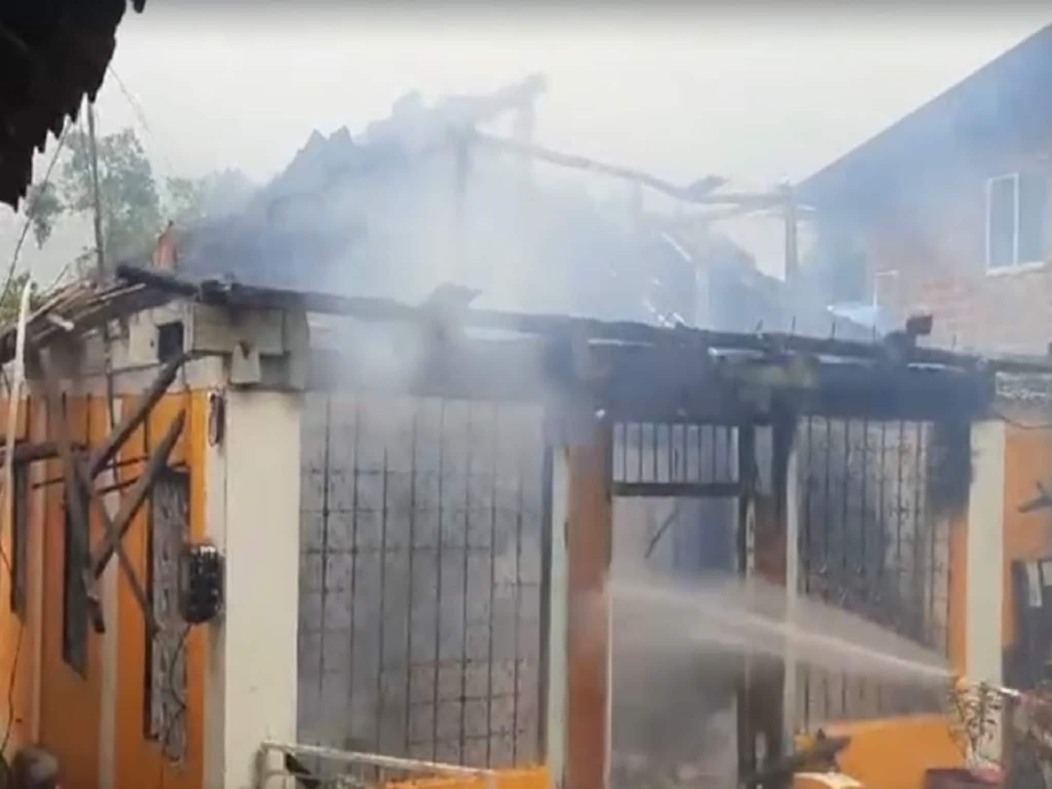 मुंबईहून गणेशोत्सवासाठी सकाळी गावी आले, दुपारी घराला लागली आग; वृद्धाचा मृत्यू, पत्नी जखमी