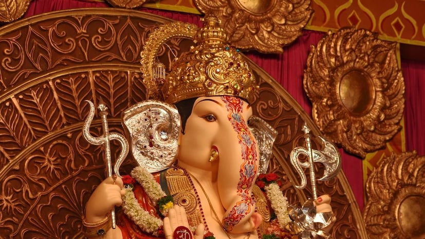पार्वती बाहेर आली तेव्हा गणेशाला मृत पाहून आक्रोश करू लागली आणि गणेशाला पुन्हा जिवंत करण्यास सांगितले. तेव्हा शिवाने गरुडाला उत्तर दिशेला जाण्याची आज्ञा दिली आणि सांगितले की, जी आई आपल्या मुलाकडे पाठ करून झोपली आहे, त्या बाळाचे डोके आणा. तेव्हा गरुडाने हत्तीच्या बाळाचे डोके आणले. भगवान शिवांनी ते मुलाच्या शरीराला जोडले. त्यात त्यांनी प्राण आणले. अशा प्रकारे गणेशाला हत्तीचे शीर मिळाले.