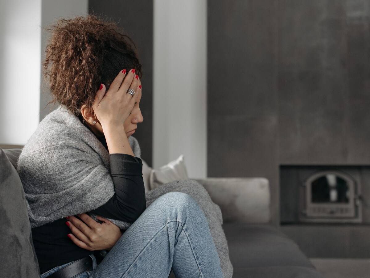 सर्दी, खोकला किंवा सायनसमुळे डोकेदुखीचा त्रास होत असेल तर एक चमचा ओवा भाजून तो सुती कपड्यात बांधावा आणि वेदना होत असलेल्या ठिकाणी त्याने शेकावं. यामुळे डोकेदुखीचा त्रास कमी होतो.