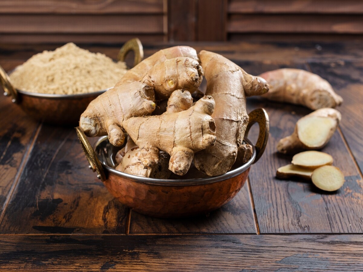 आल्याचा उपयोग डोकेदुखीसाठी रामबाण म्हणून केला जातो. आल्यामुळे डोक्याच्या पेशींमध्ये आलेली सूज कमी होण्यास मदत होते. आयुर्वेदात आल्याच्या गुणांवर विशेष भर देण्यात आला आहे. डोकेदुखी दूर पळवण्यासाठी आलं अत्यंत गुणकारी ठरतं. शिवाय याचे परिणामसुद्धा चकित करणारे आहेत. त्यासाठी तुम्हाला एक टीस्पून लिंबाचा रस आणि तेवढाच आल्याचा रस एकत्र करून ते मिश्रण सेवन करावं. दिवसातून दोनदा हे मिश्रण घेतल्याने डोकेदुखी दूर पळते.