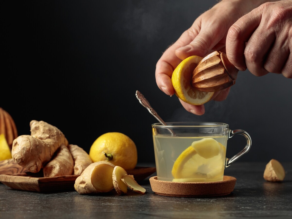 डोकेदुखीला पळविण्यासाठी लिंबू खूप उपयुक्त आहे. म्हणून कोमट पाण्यात लिंबाचा रस मिसळून ते सेवन करावं. जर गॅसेसचा त्रास होत असेल तर या उपायाने नाहीसा होईल. त्यात सेंधे मीठ टाकल्याने डोकेदुखी आणि अपचनापासून मुक्ती मिळते. 